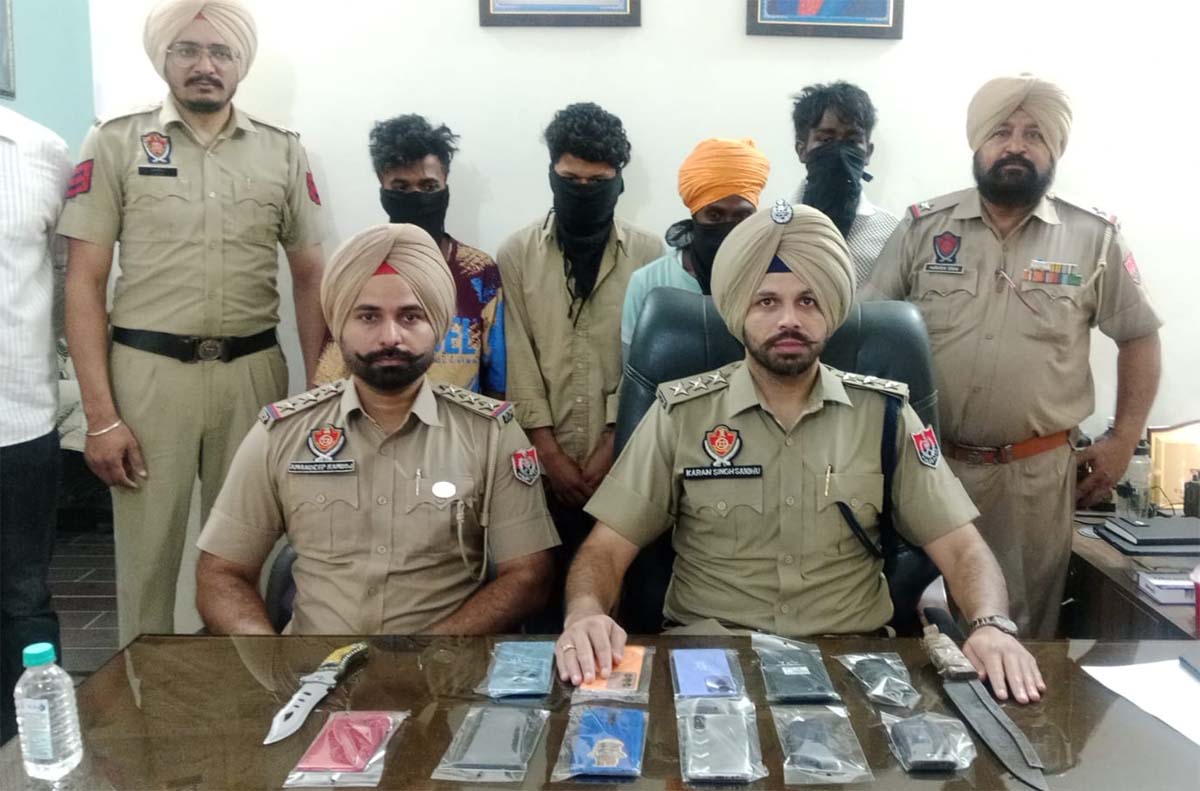 Balongi Police arrested four persons involved in robbery and theft.